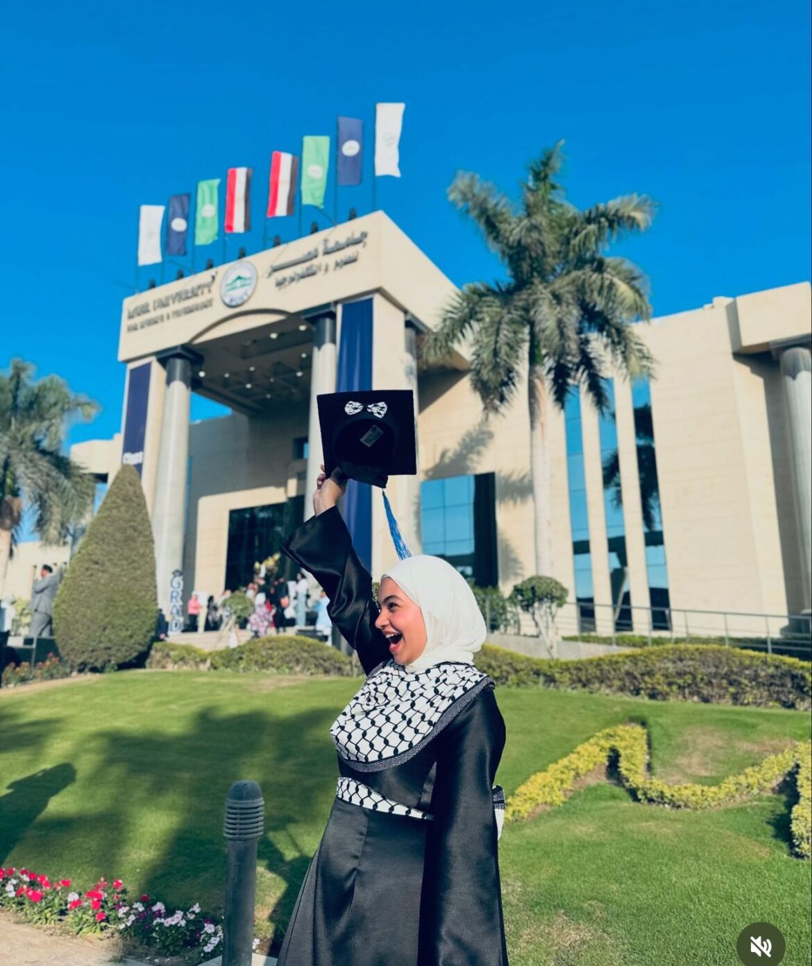 هنا صاحبه الفستان